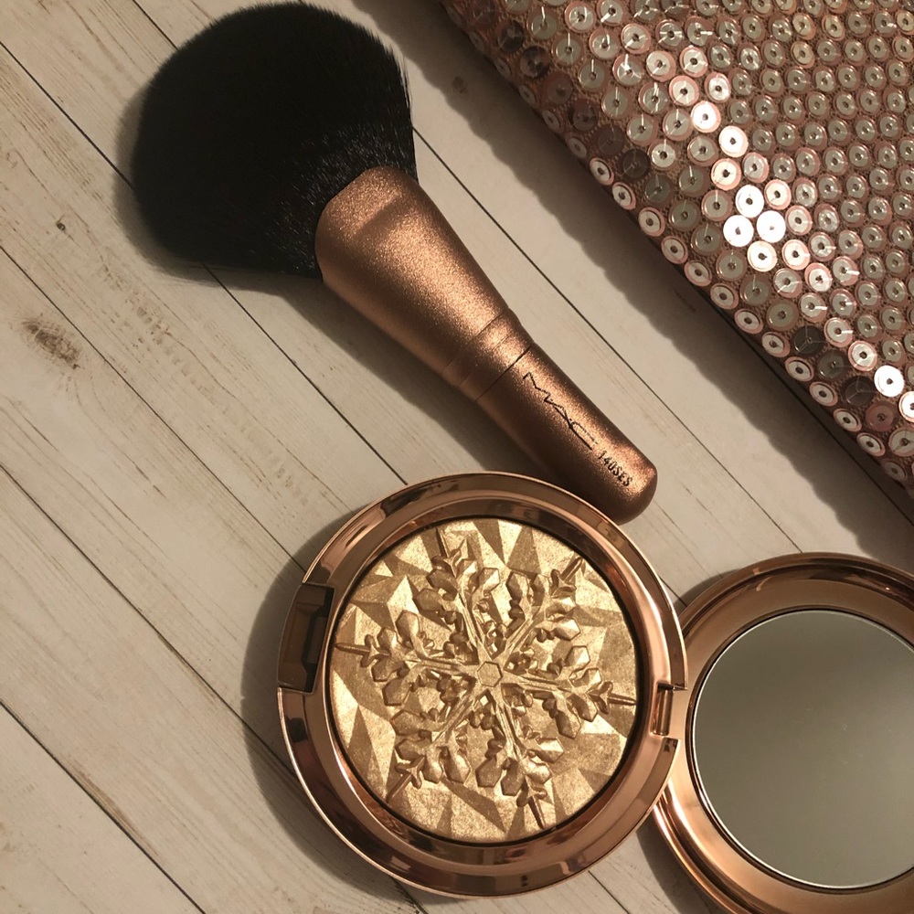 MAC WHISPER OF GILT HIGHLIGHTER AND BRUSH SET